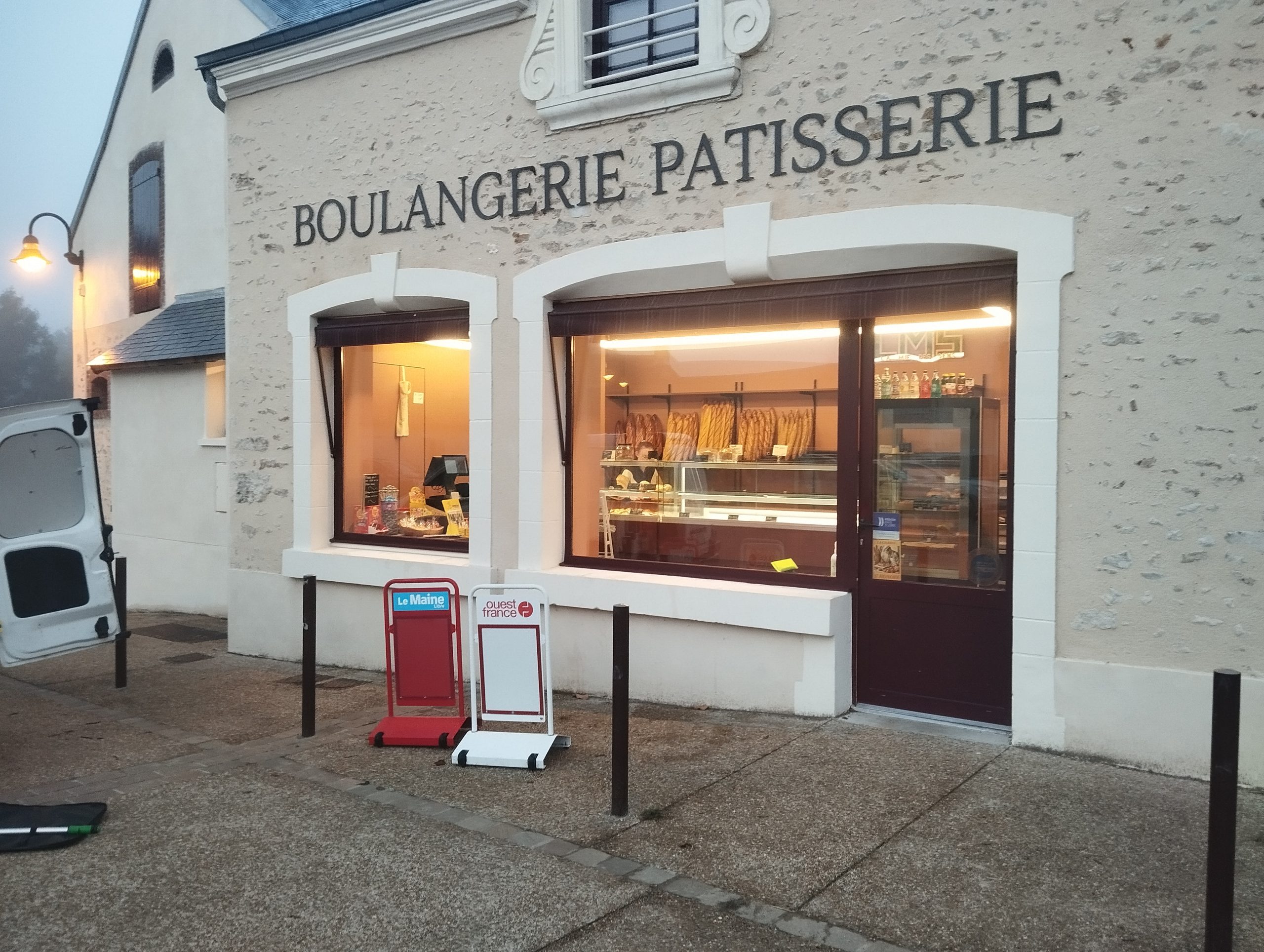 Technicien ÔDOME effectuant un nettoyage de vitres professionnel en Sarthe 